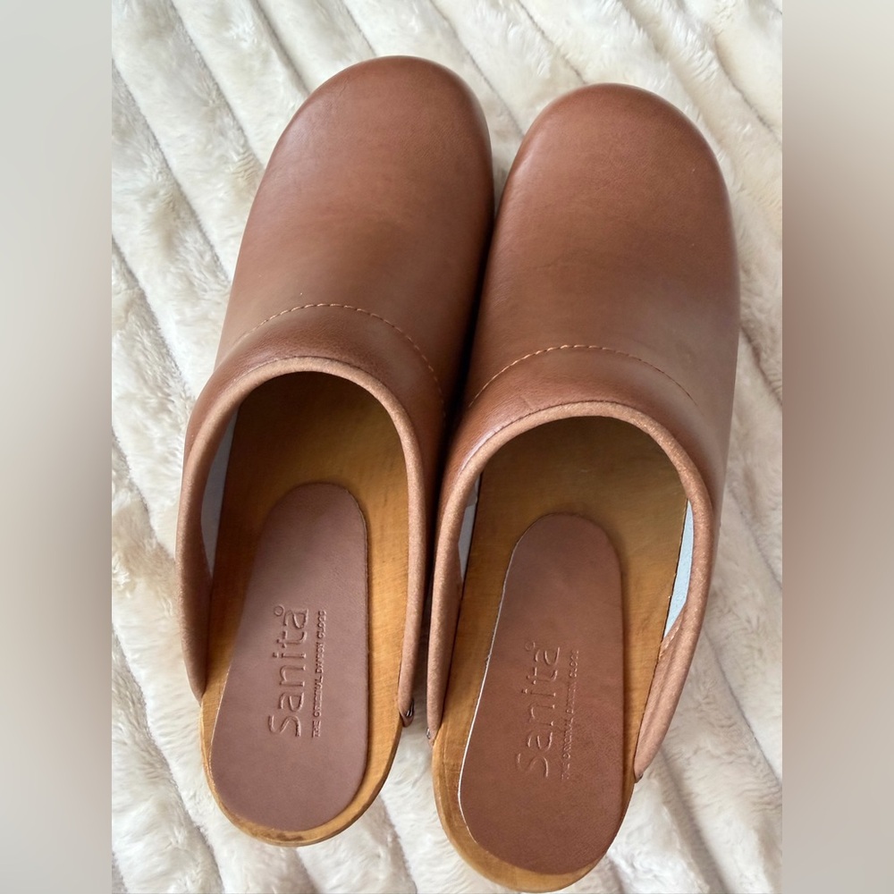 Sanita Women's Brown Leather Clog - Picture 3 of 4